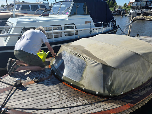 Dit gebeurt er met je bootkap als je alleen schoonmaakt