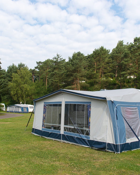 Vlek op tentdoek behandelen met vlekkenverwijderaar