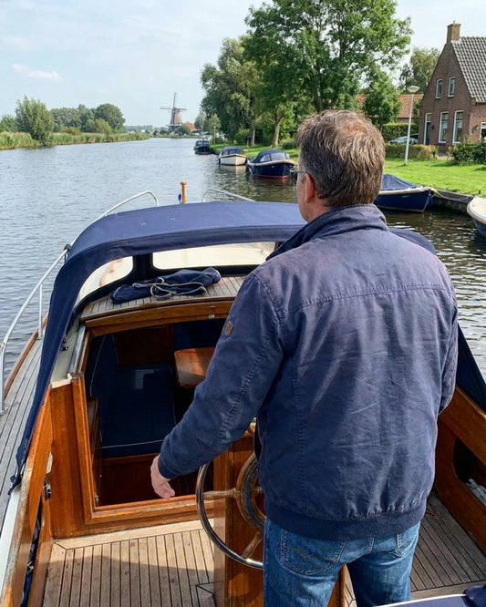 Bootkap reinigen met shampoo en zachte borstel