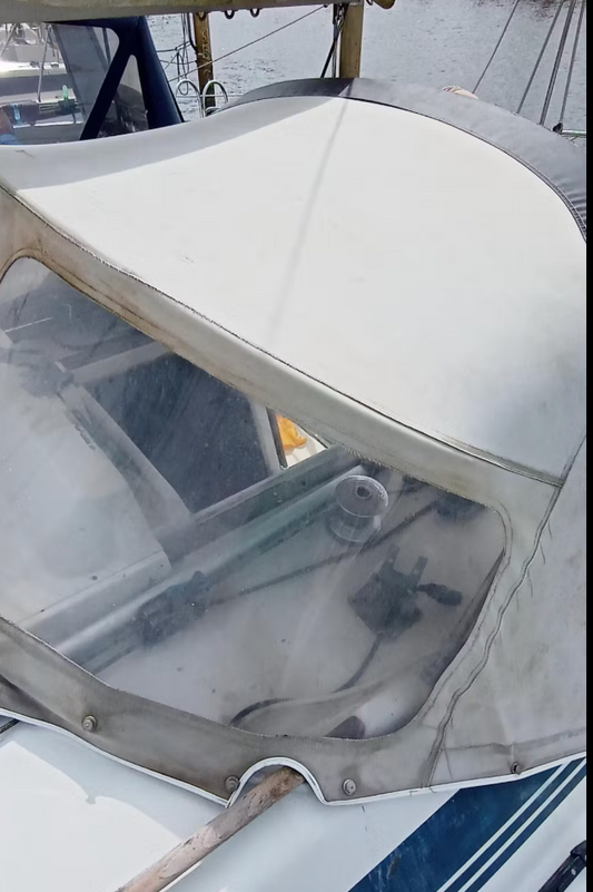 Dit gebeurt er met je bootkap als je alleen schoonmaakt