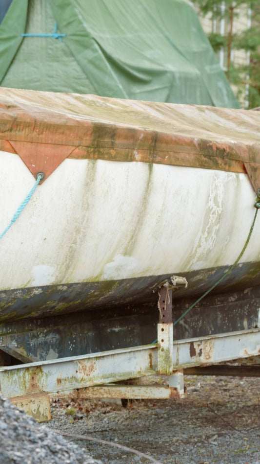 Schimmel en groene aanslag op een bootkap